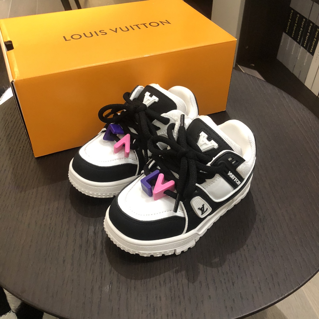Children's shoes child